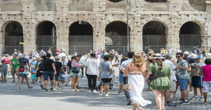 La mania di incidere il nome sul Colosseo è come i selfie al Louvre: ecco perché lo facciamo
